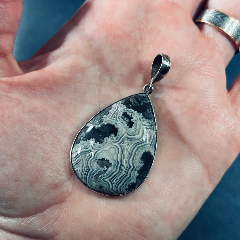 Elegant Black and White Teardrop Pendant - Picture 2 of 5